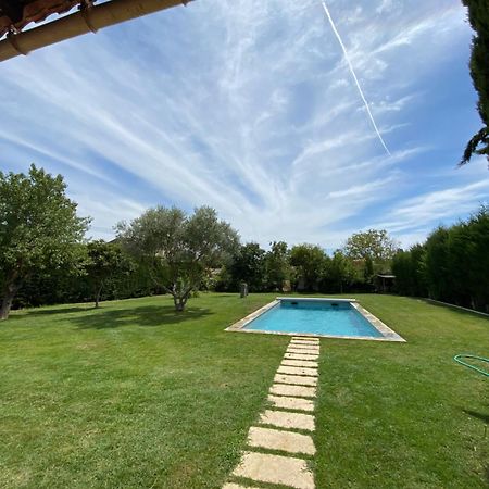 Studio En Provence Avec Piscine La Barben Bagian luar foto