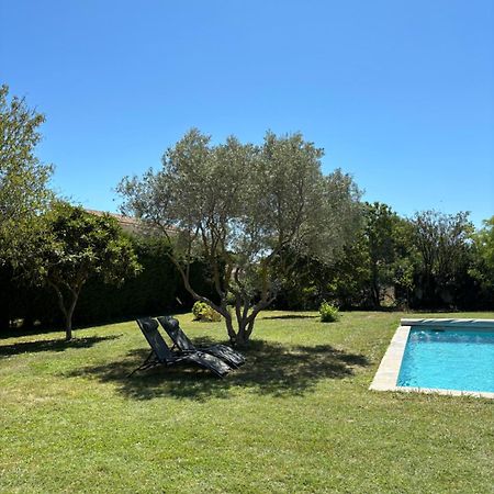 Studio En Provence Avec Piscine La Barben Bagian luar foto