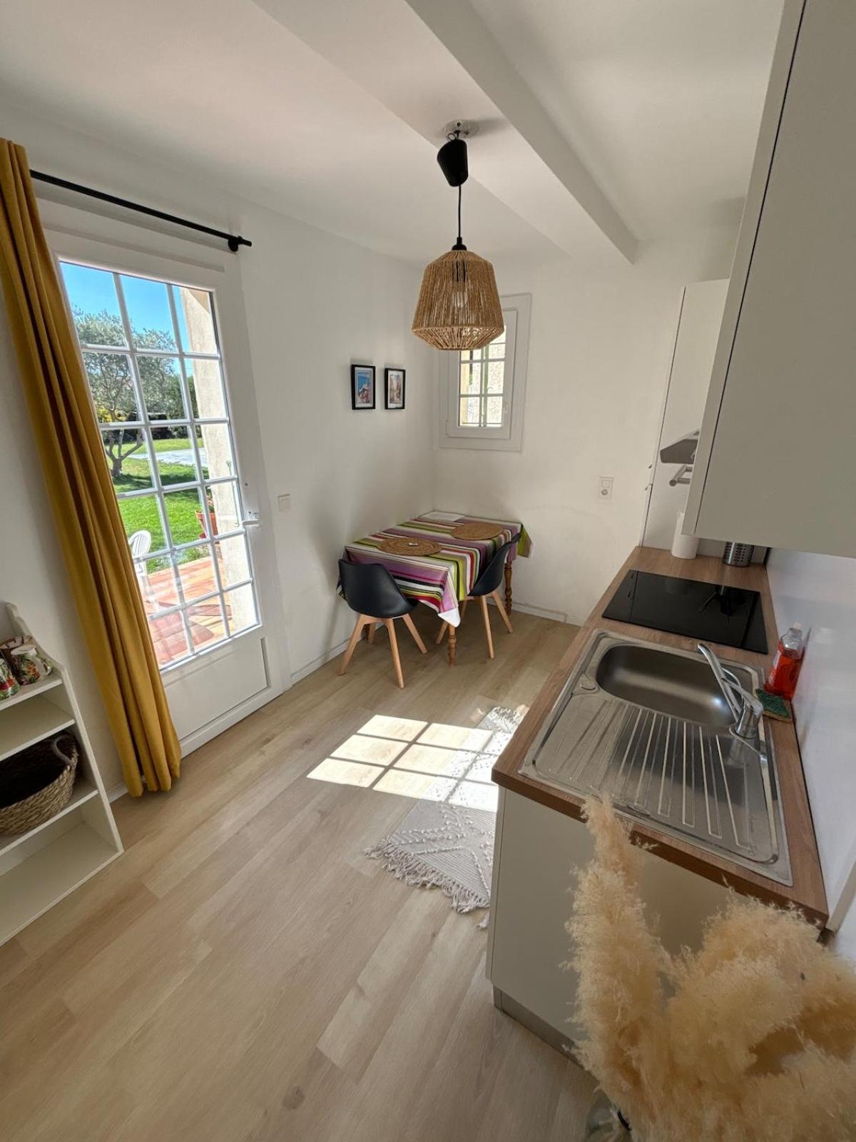 Studio En Provence Avec Piscine La Barben Bagian luar foto
