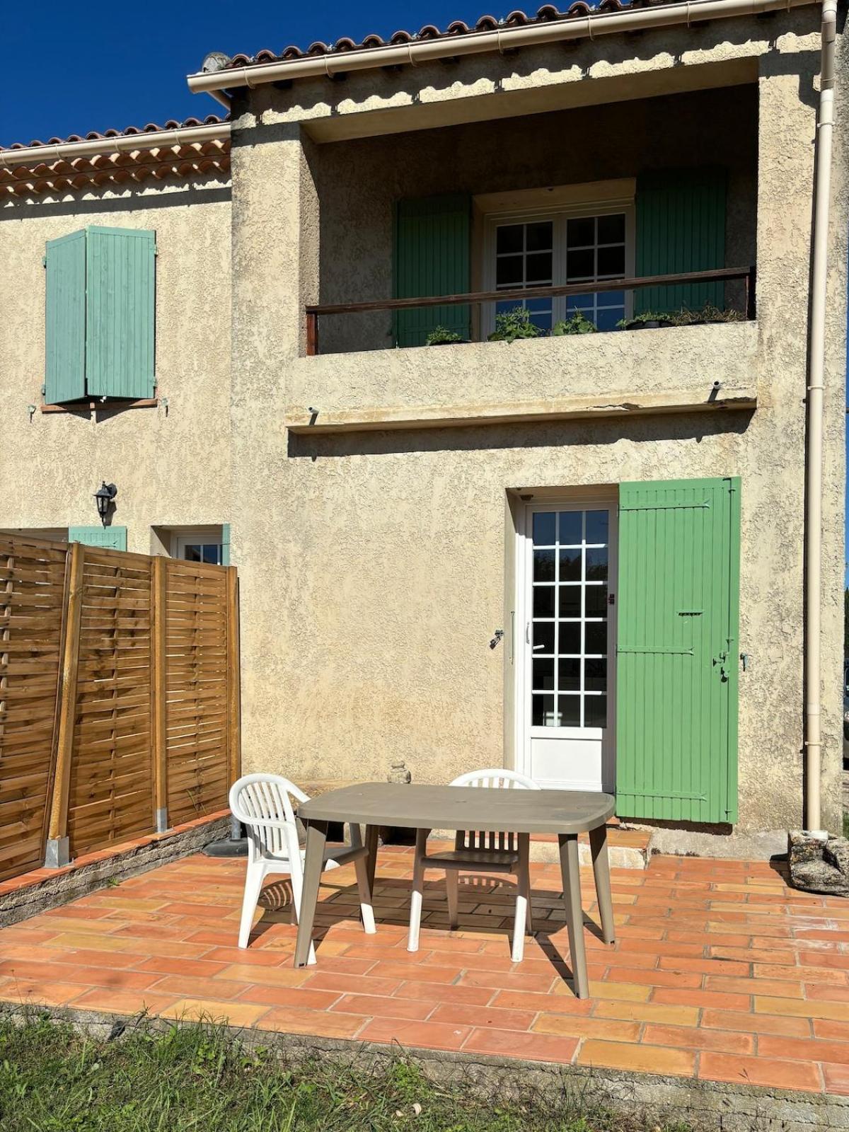 Studio En Provence Avec Piscine La Barben Bagian luar foto