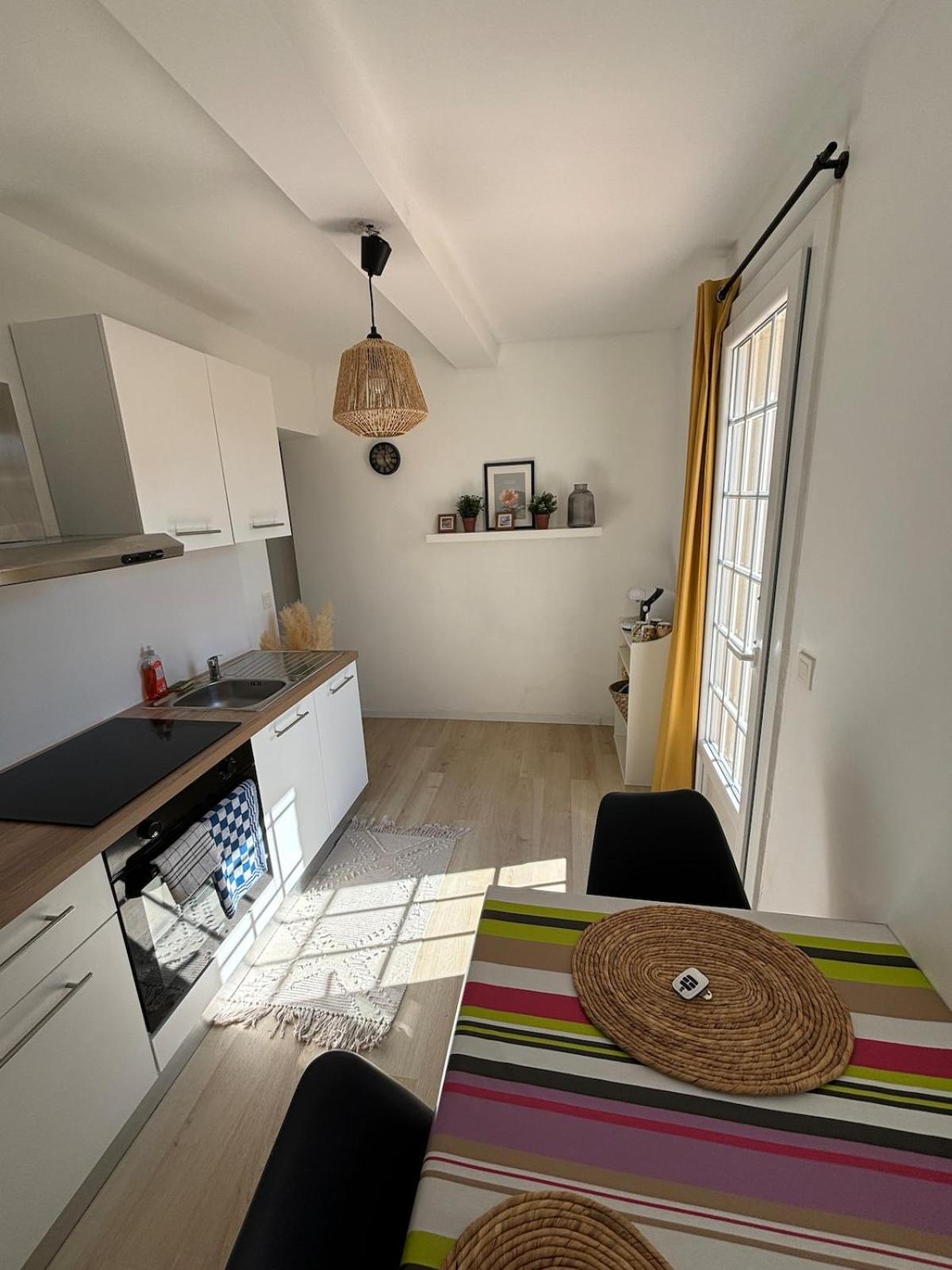 Studio En Provence Avec Piscine La Barben Bagian luar foto