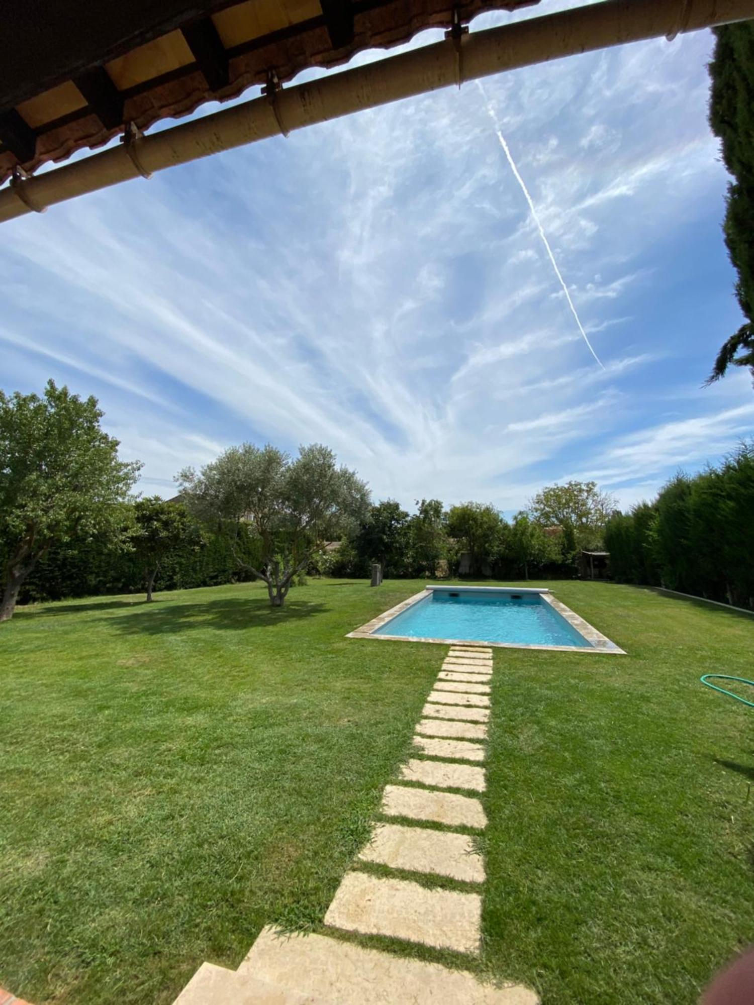 Studio En Provence Avec Piscine La Barben Bagian luar foto